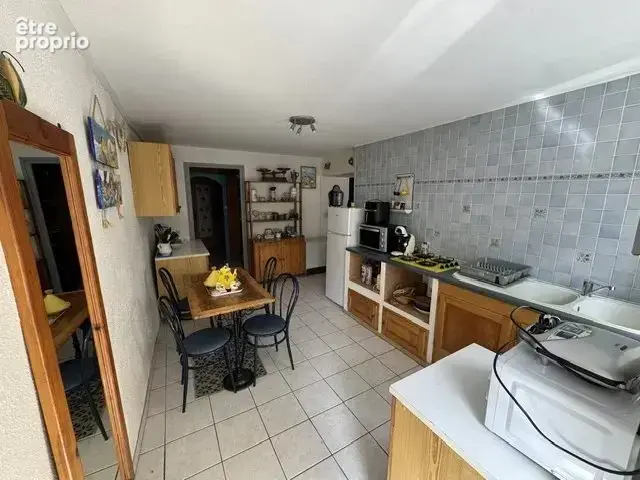 Maison au centre de Pierre Châtel. - photo 2