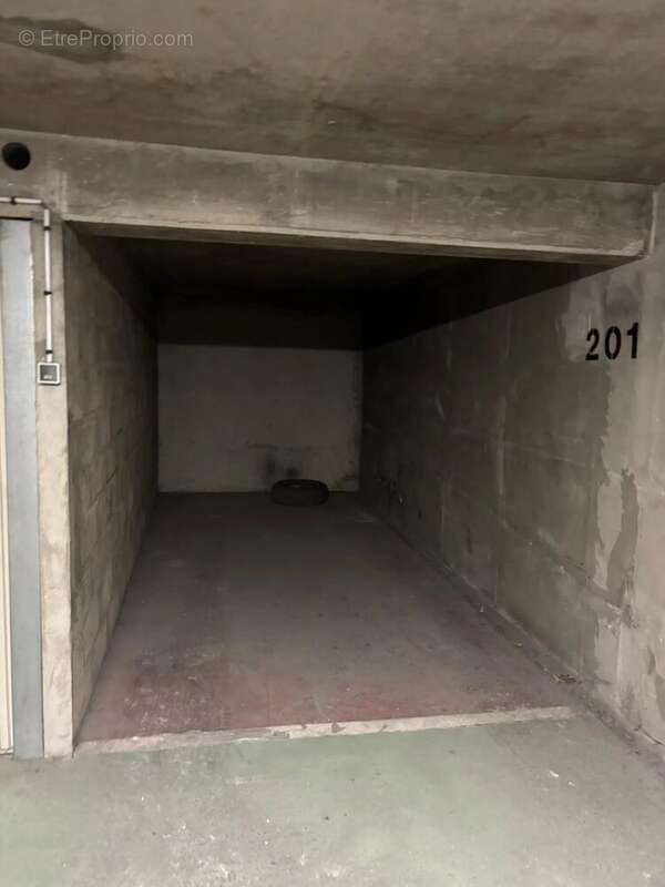 Parking à PARIS-11E