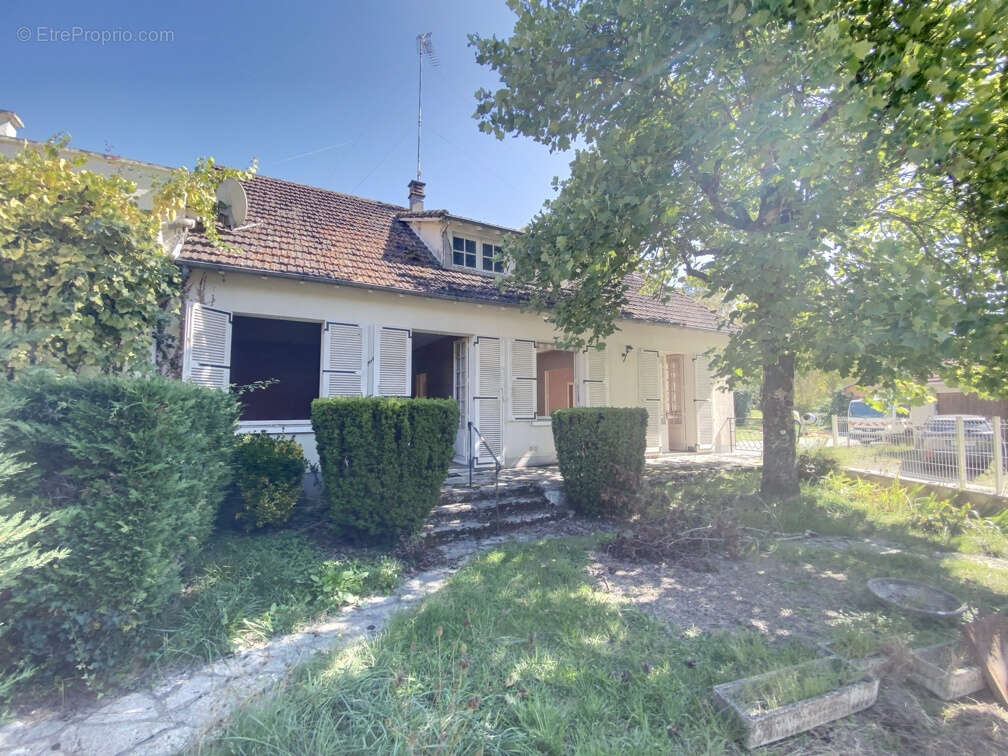 Maison à MANZAC-SUR-VERN