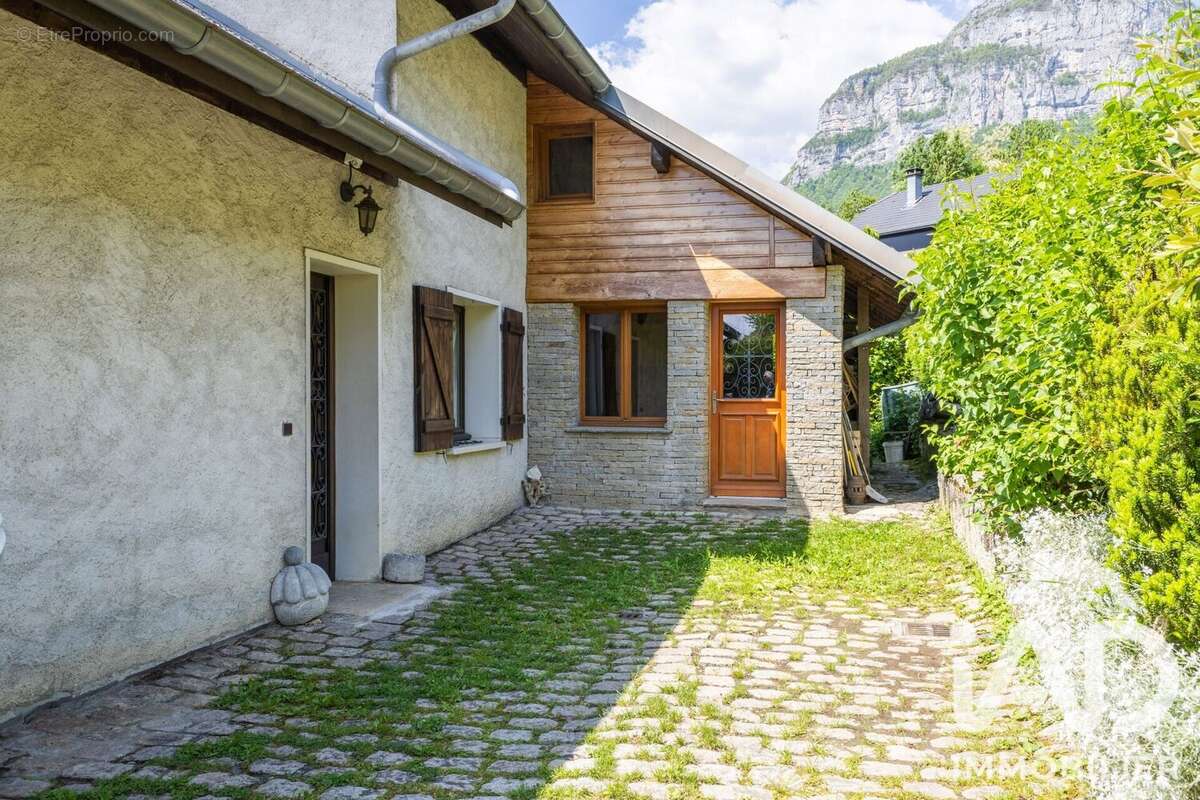 Maison 202 m² à Barby  - photo 7