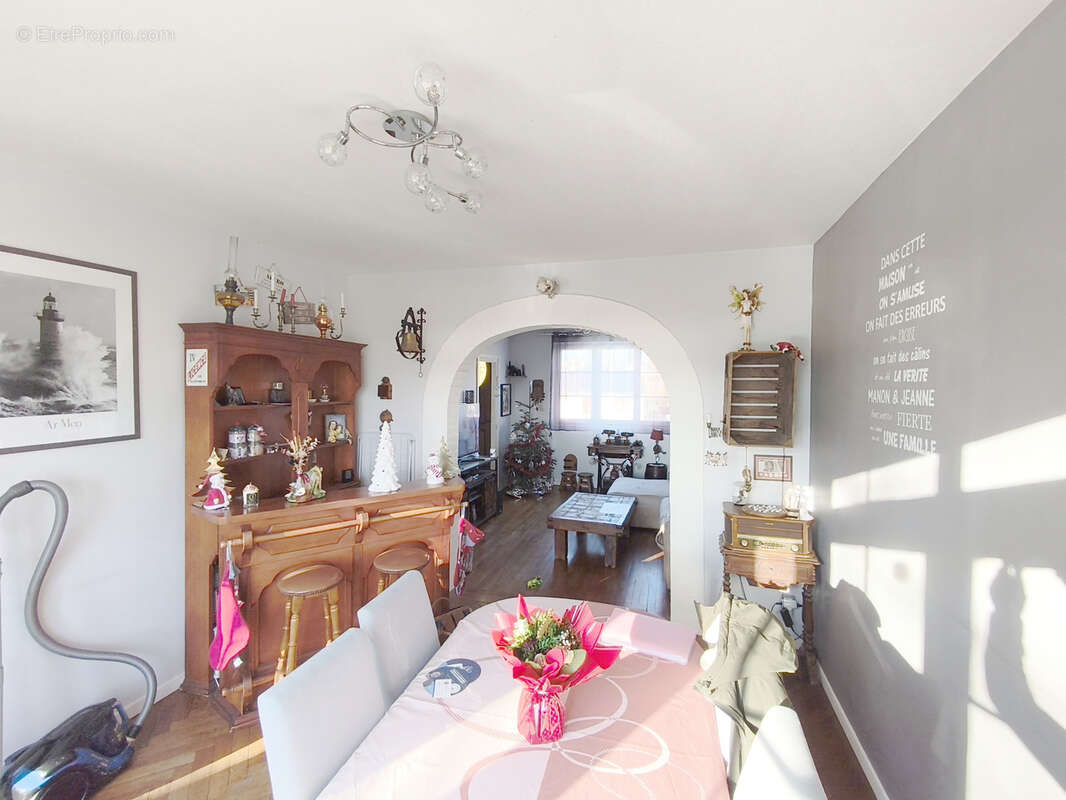 Maison à MONTBIZOT