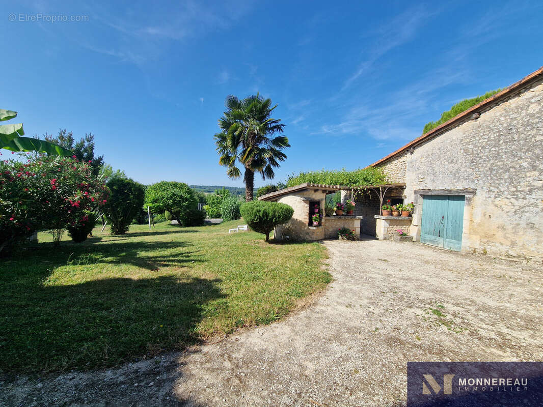 Maison à MONTMOREAU-SAINT-CYBARD