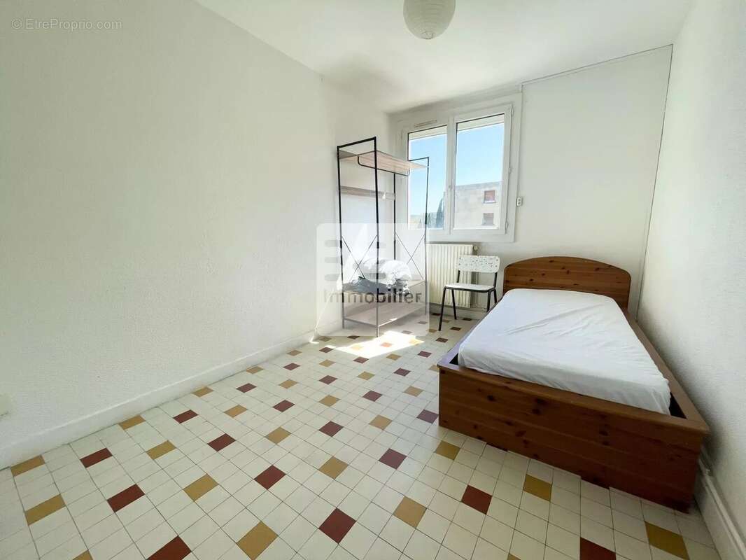 Appartement à BAGNOLS-SUR-CEZE