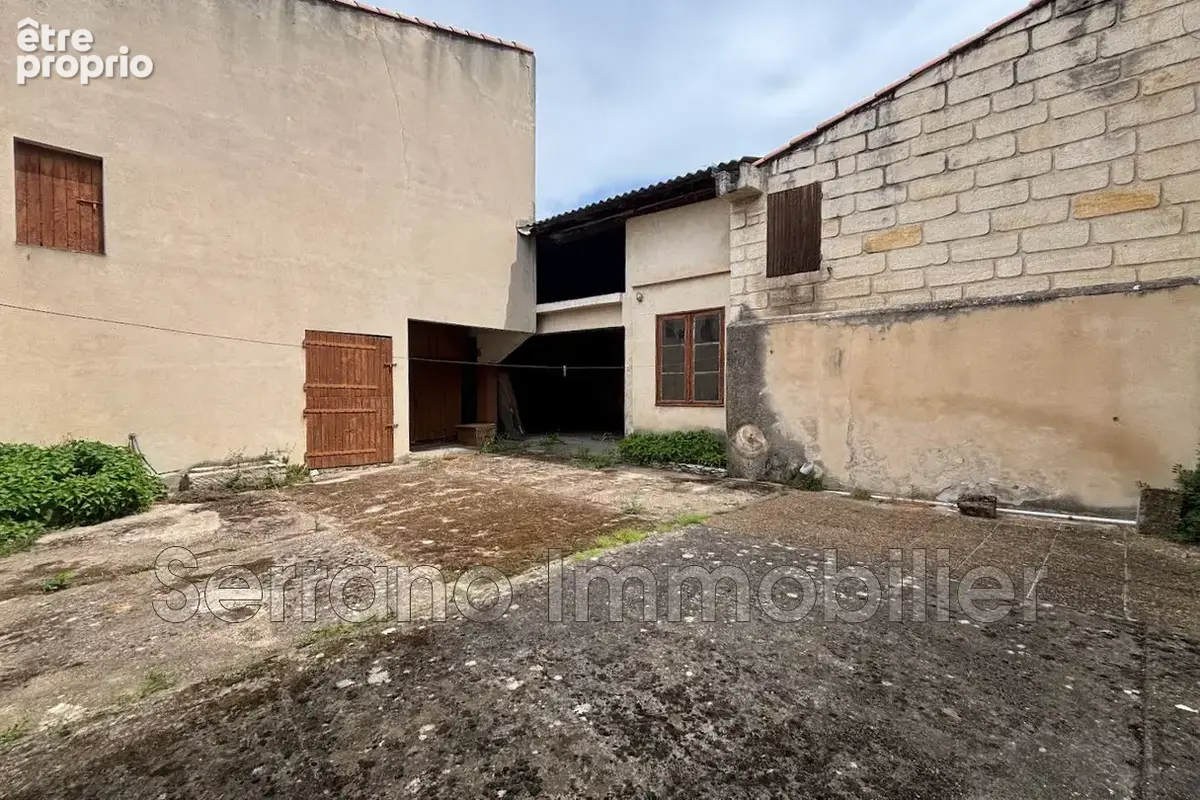 Appartement 6 pièces 350 m² à vendre à Beaucaire (30300) - photo 2