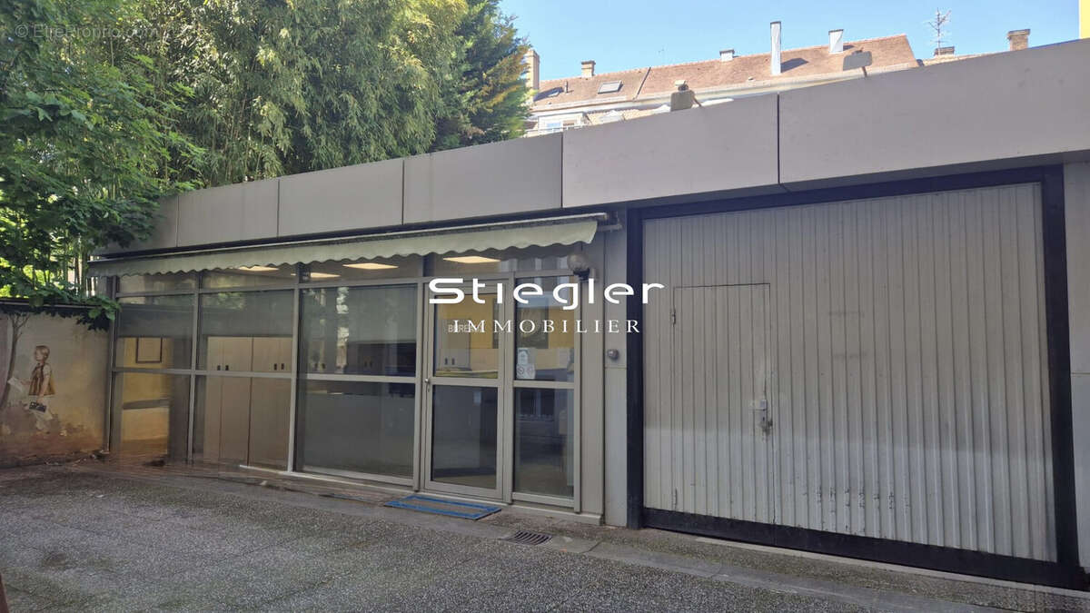 Local avec cour + 2 parkings privatifs  - Commerce à STRASBOURG