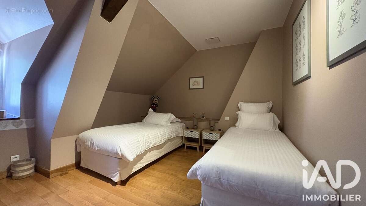 Maison 263 m² à Dange-Saint-Romain  - photo 8