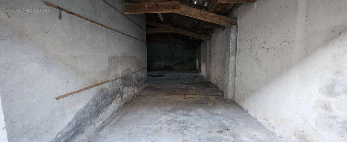 Parking à CHATEAU-ARNOUX-SAINT-AUBAN