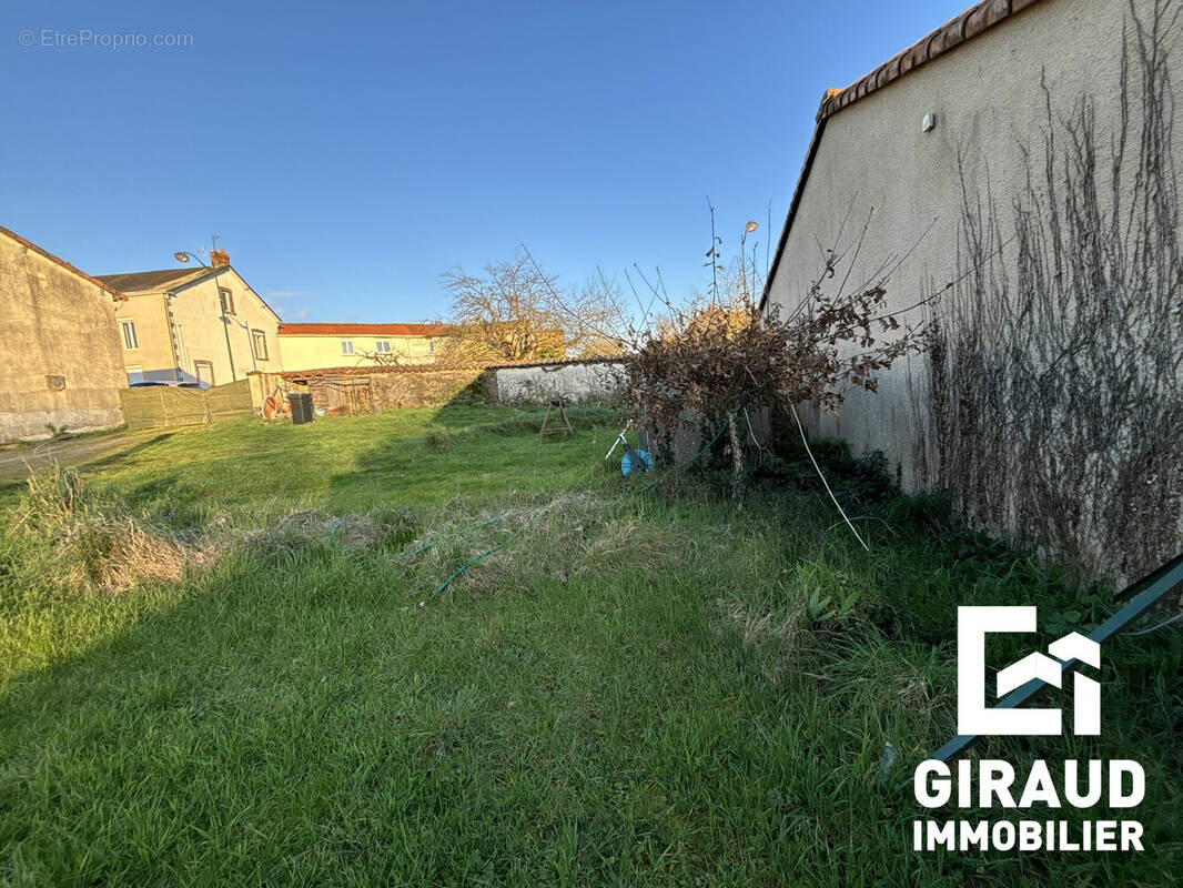 Terrain à SAINT-HILAIRE-DE-VOUST