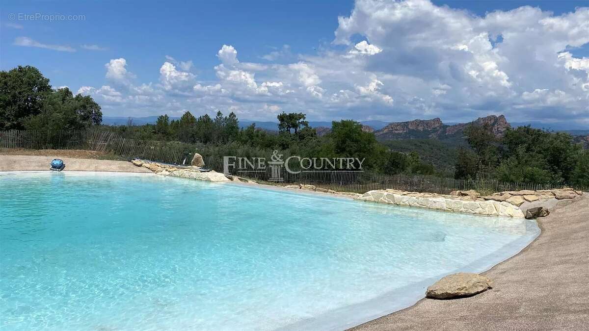Maison à ROQUEBRUNE-SUR-ARGENS