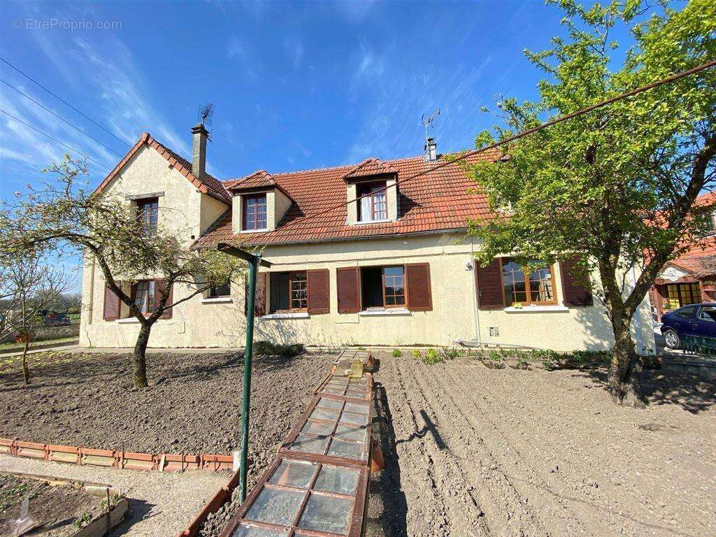 D'une surface habitable de 238 m² - Maison à ATHIES-SOUS-LAON