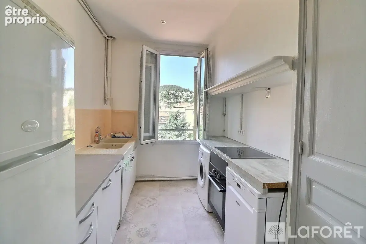 Hyères centre ville -dernier etage - f5 - vue mer - photo 4