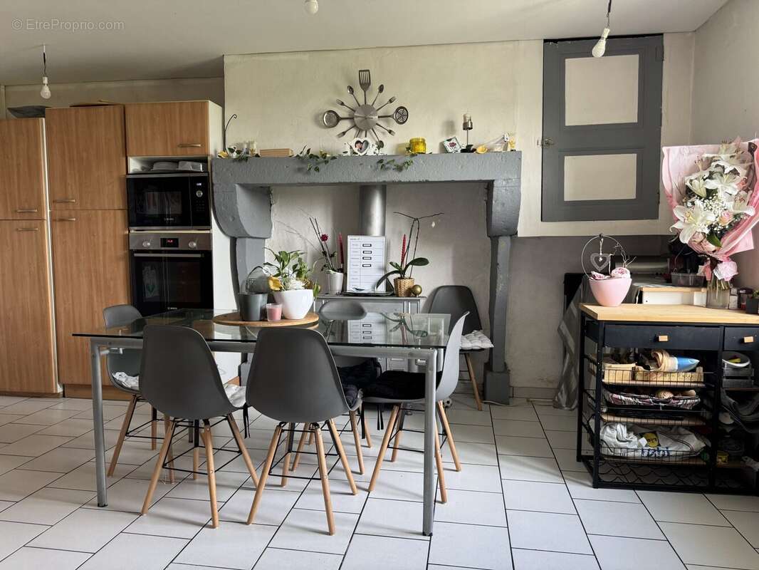 Maison à SAINT-CLEMENT-DE-REGNAT