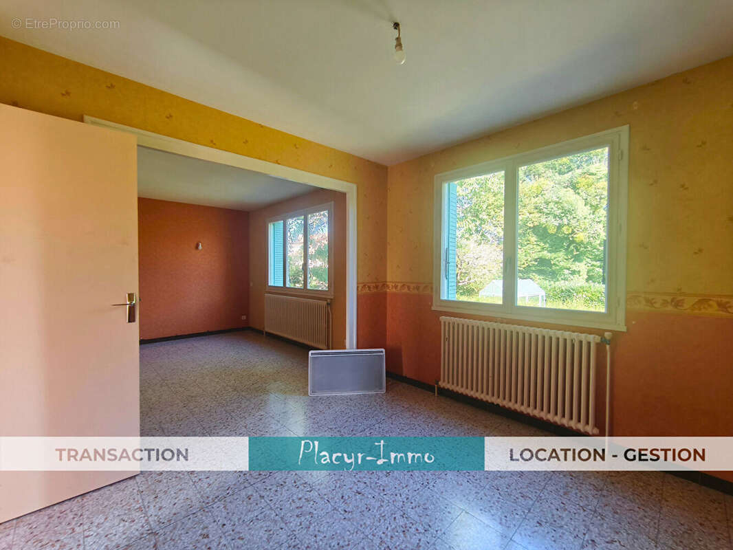 Maison à BAGE-LE-CHATEL