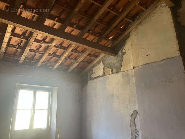 Bâtiment en pierre à rénover   Beau potentiel - photo 4