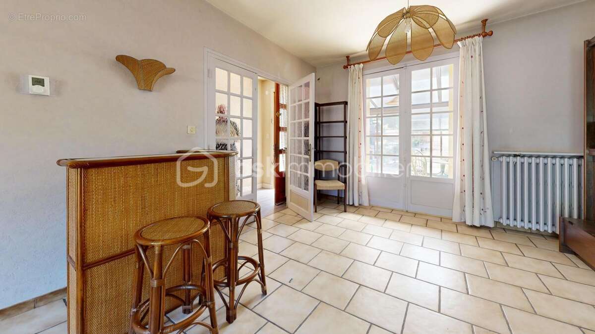 Maison lumineuse avec deux terrasses et parking à vendre ! - photo 8