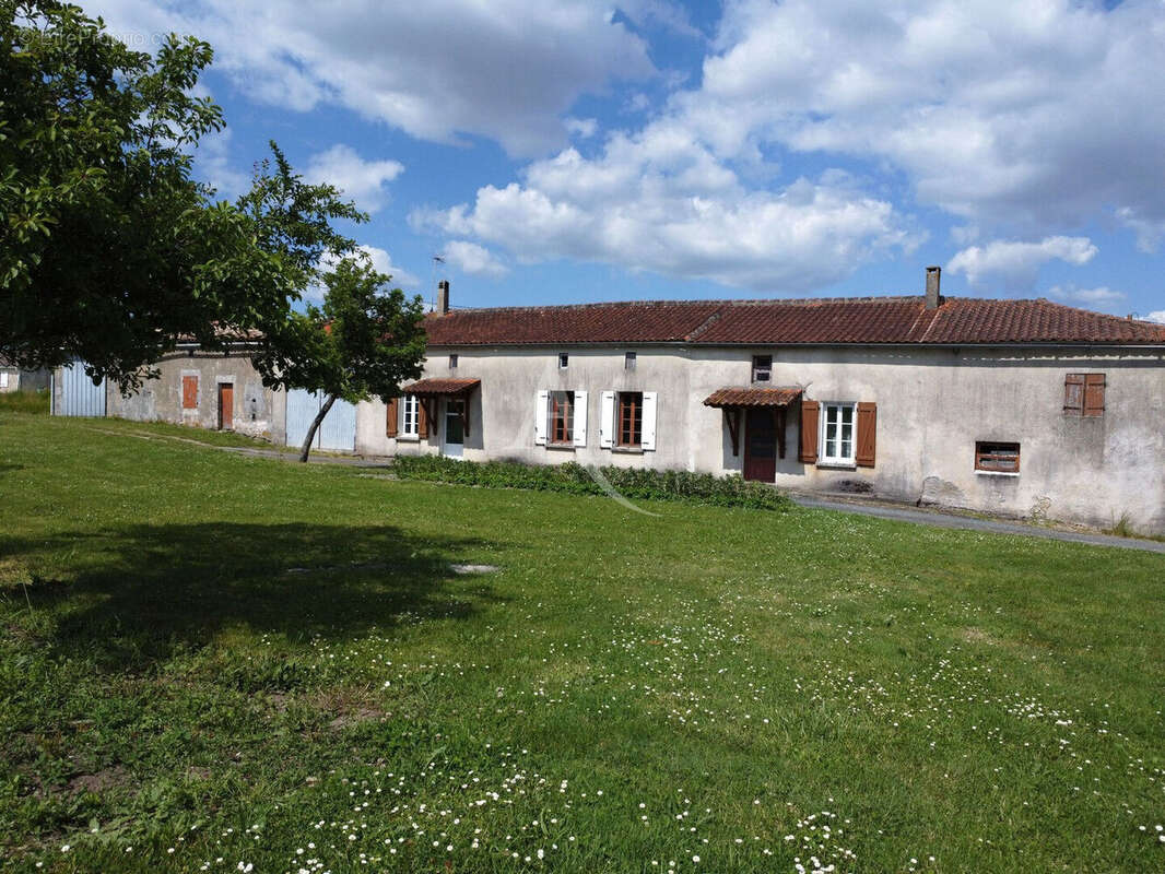 Maison à FONTAINES-D&#039;OZILLAC