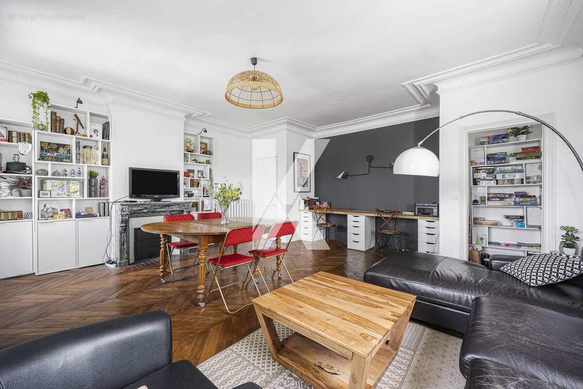 salon / salle à manger avec cheminée - Appartement à SAINT-GRATIEN