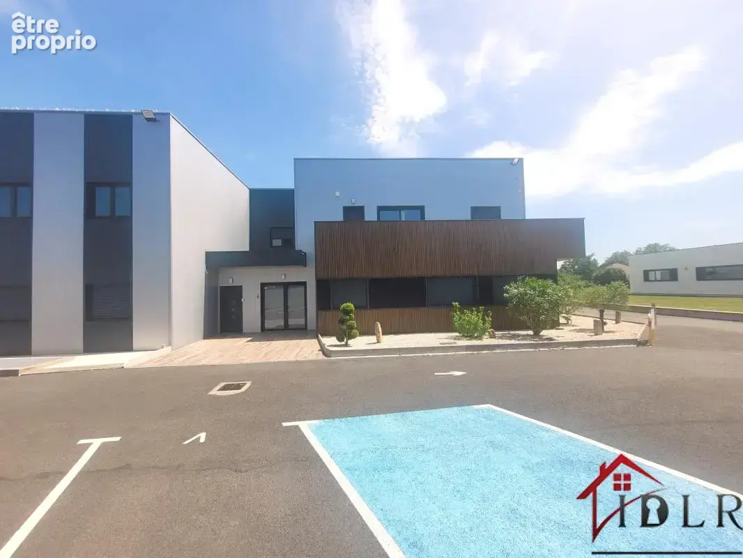 Coubert - batiment commercial + appartement - photo 3