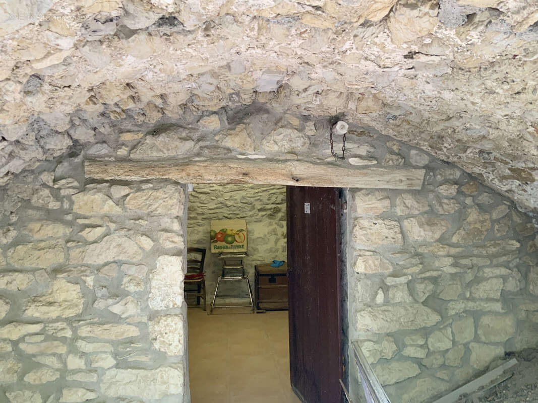 Maison à rénover avec cour, jardin et garage au coeur d'un des plus beaux villages de France. - photo 6