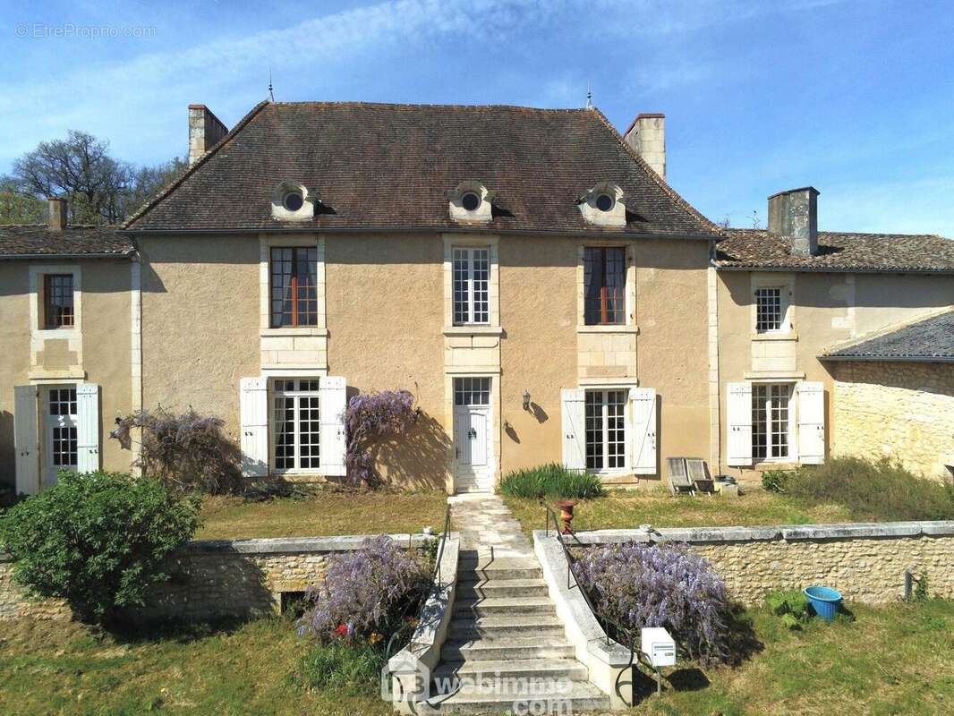 Au-delà d'un escalier en pierre, l'entrée dessert d'un côté : - Maison à VALDIVIENNE