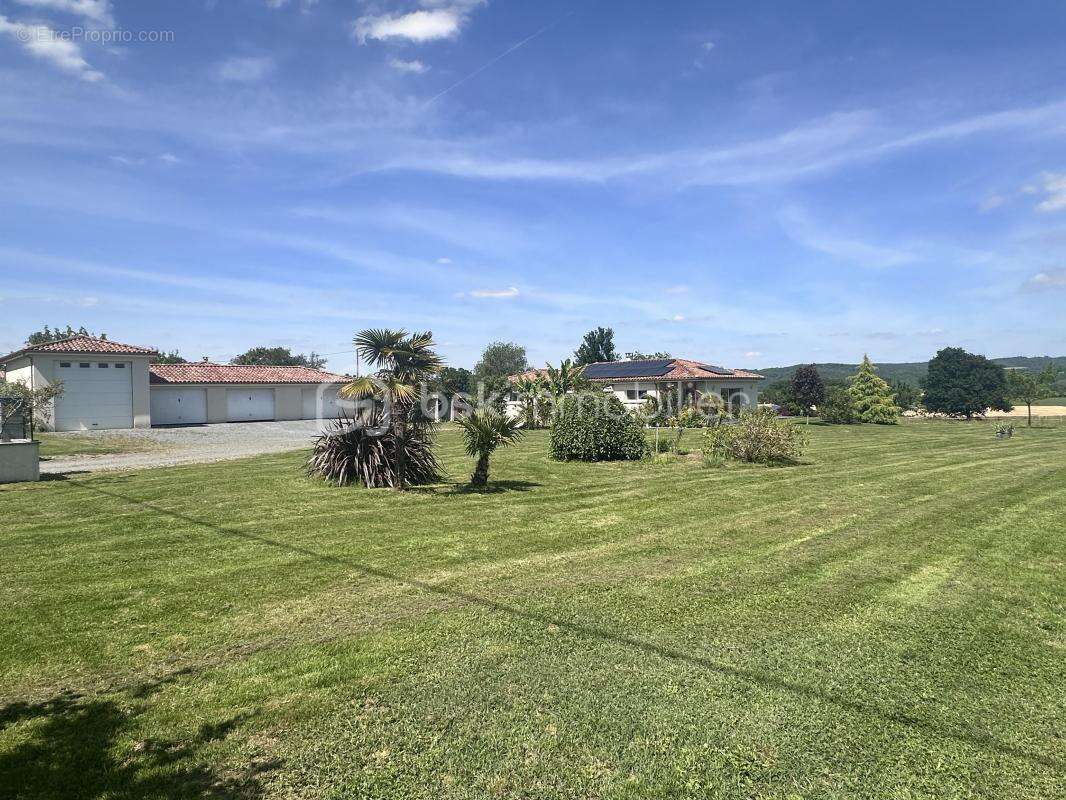 Maison à VILLECOMTAL-SUR-ARROS