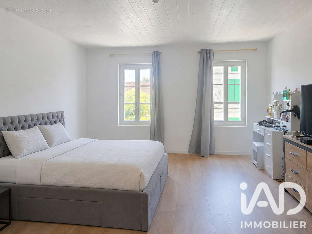 Maison 182 m² à Saint-Martin-De-Coux  - photo 6