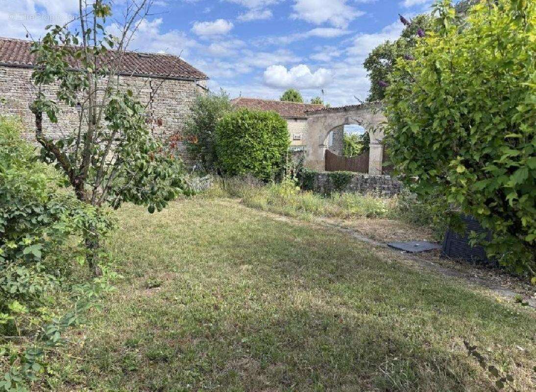 Maison 237 m² à Ruffec  - photo 4