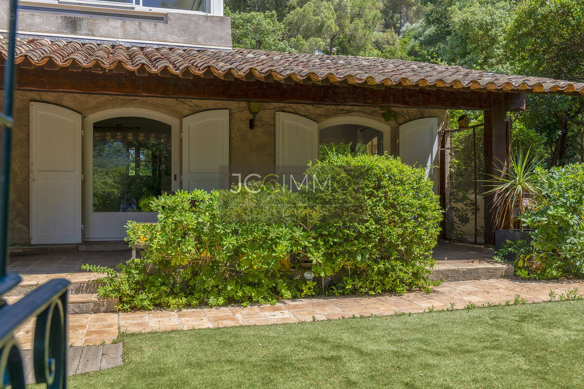 Élégante villa provençale de 194m2 habitables avec piscine à débordement sur 1694m2 de terrain. - photo 8