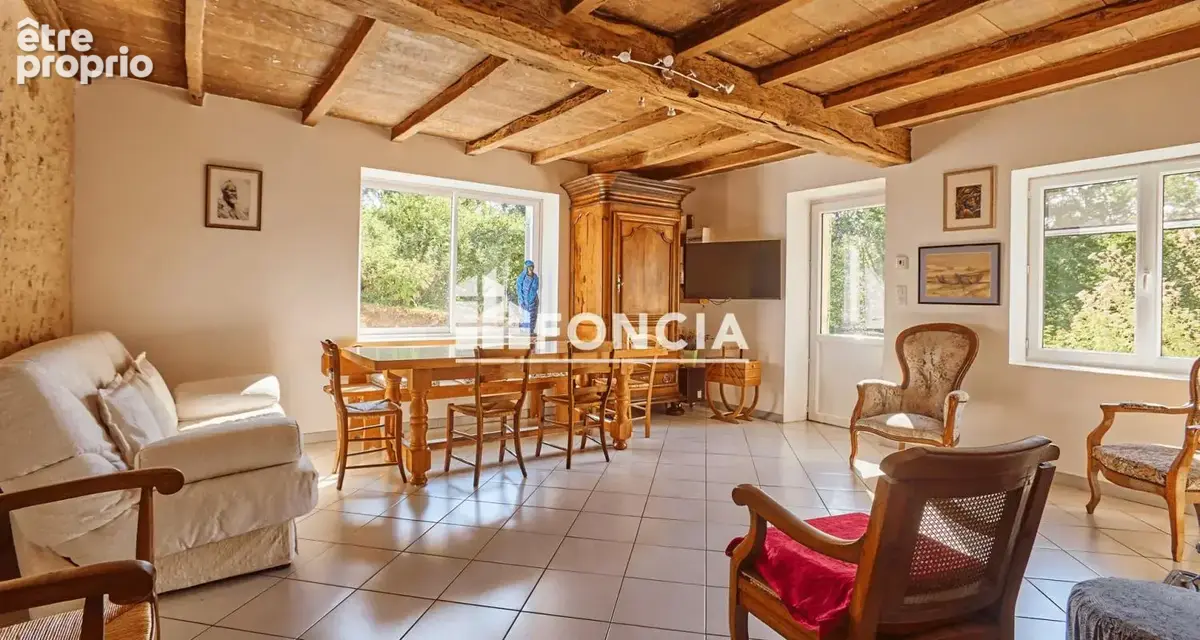 À Eyraud-Crempse-Maurens, découvrez cette maison de 118 m² aux beaux volumes. Un bien alliant confort et potentiel, proposé à 29 - photo 6