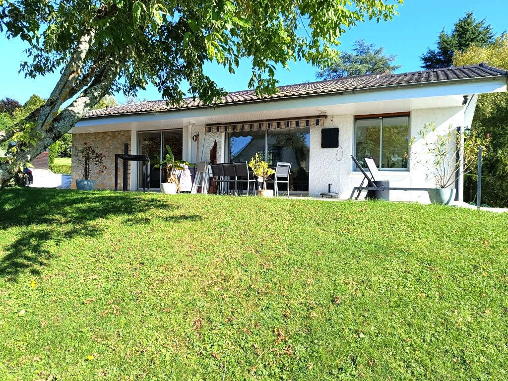 Maison à CREUZIER-LE-VIEUX