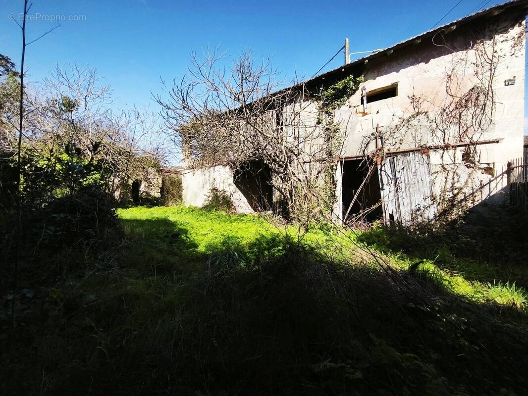 Maison à SAINT-CHRISTOLY-DE-BLAYE