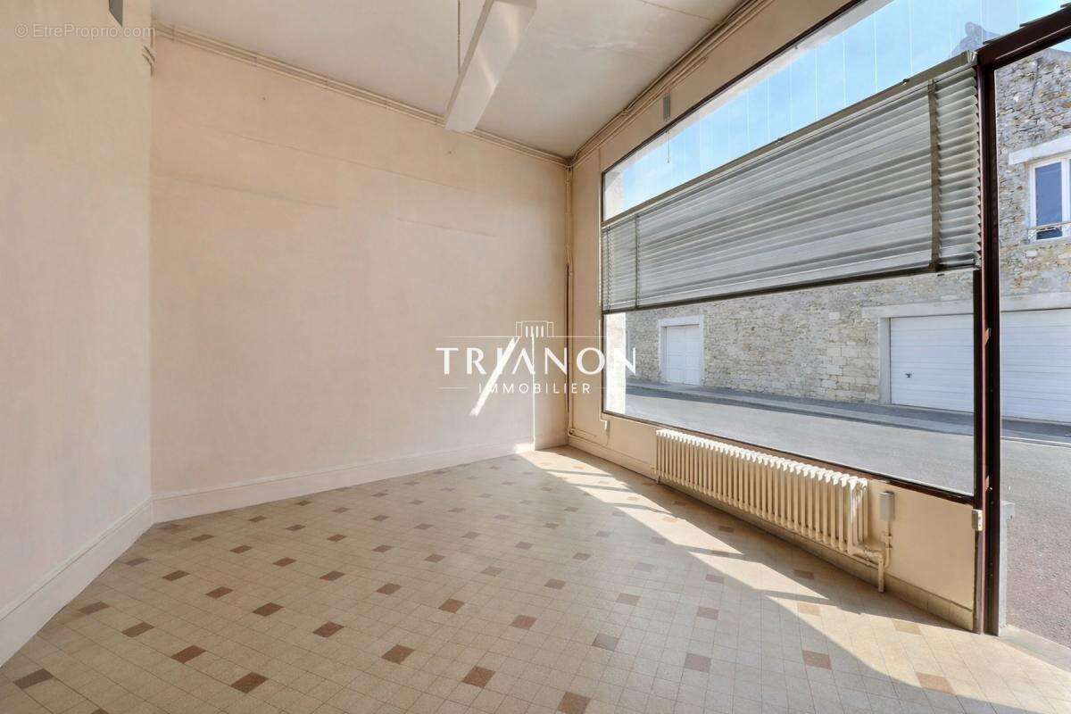 Local d'activité 350 m² + habitation 95 m² et environ 300 m² d'extérieurs - photo 3