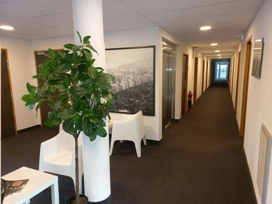 Salon entrée de la résidence - Appartement à REIMS