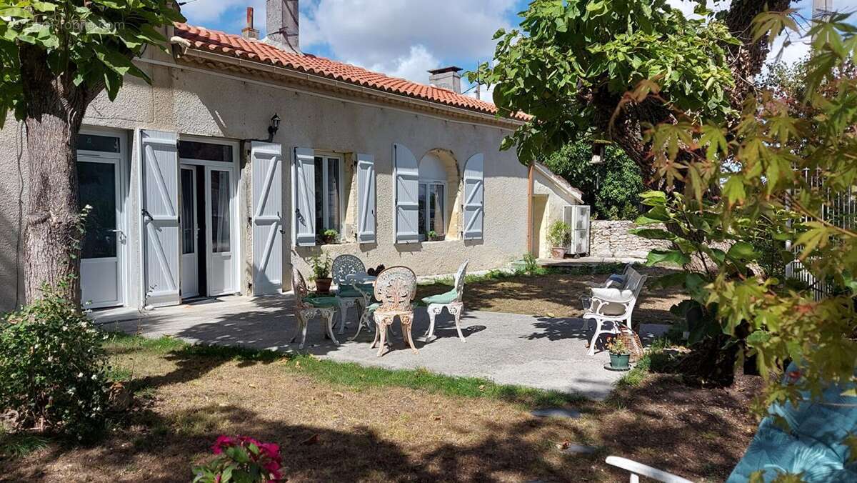 Rare ...Charmante Maison pierre Saint-Estèphe 5 pièce(s) 109 m2 excellent état - photo 2