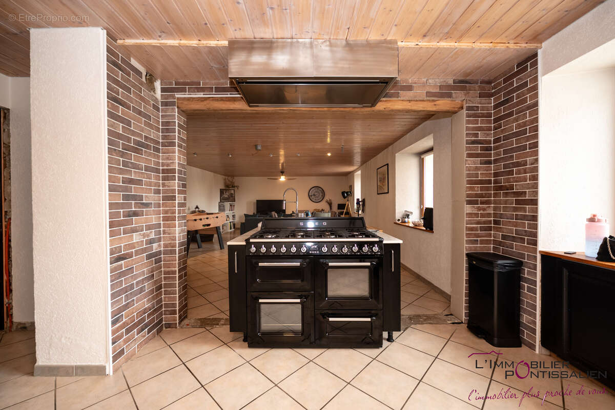 Maison de caractere offrant de beaux volumes - photo 2