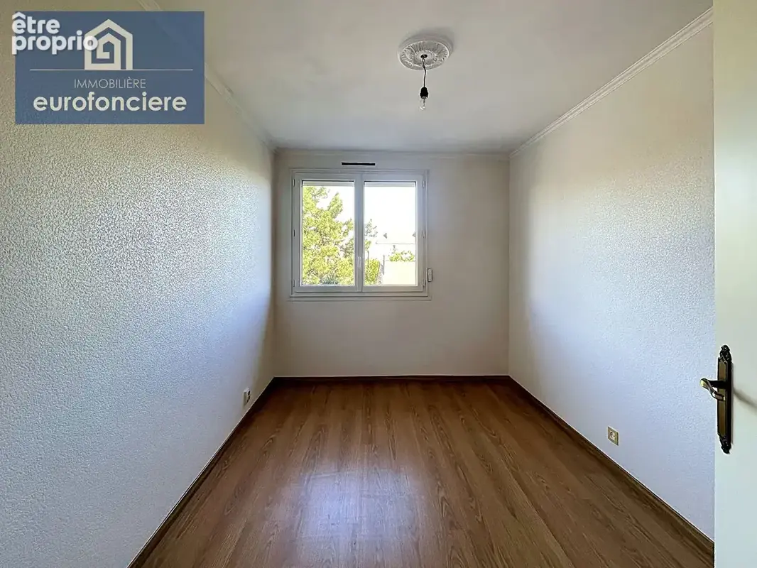 Troyes ,bel appartement 2 chambres  ascenseur  2 parkings  cave - photo 8