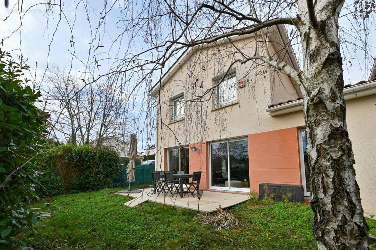 Maison à GREZIEU-LA-VARENNE