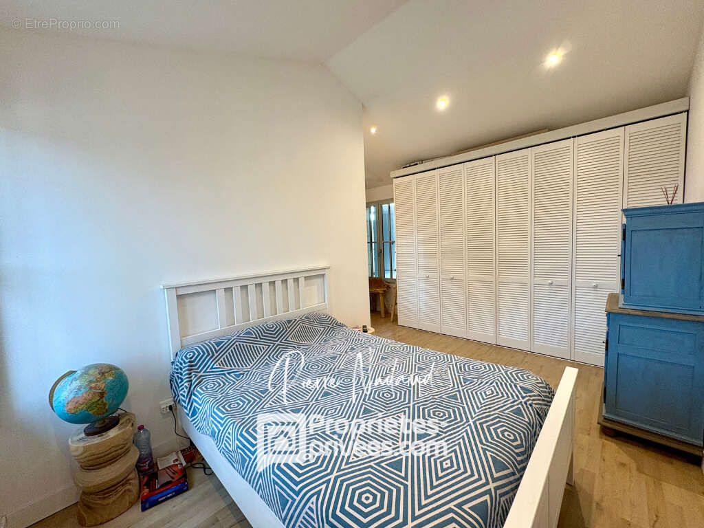 Maison à SAINT-MEDARD-DE-GUIZIERES