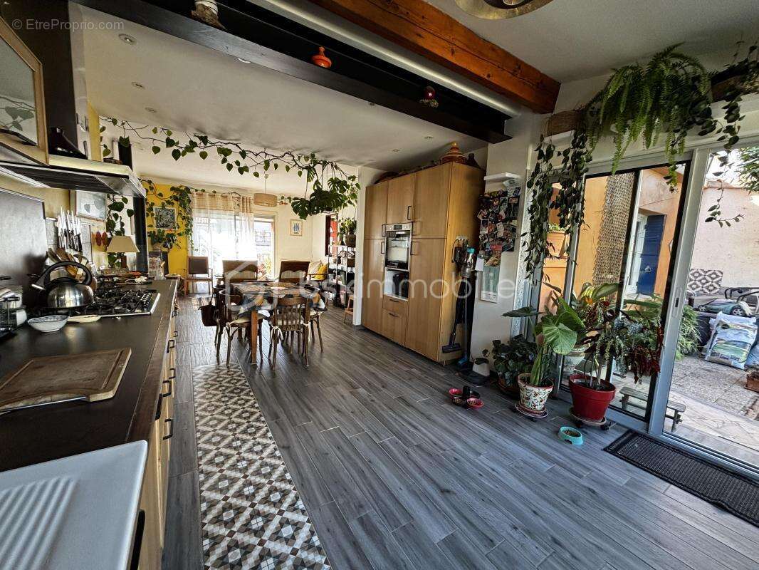 Maison 4 chambres avec jardin arboré, terrasse couverte et garage - photo 3