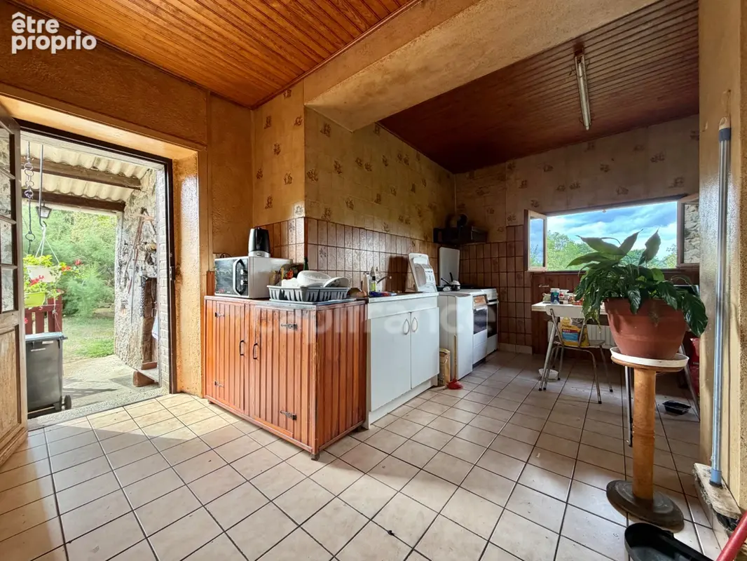 Maison en pierre de 150 m2, 4 chambres, terrain de 2 000 m2 + 9 383 m2 en fermage, combles aménageables de 75 m2, puits, garage  - photo 12