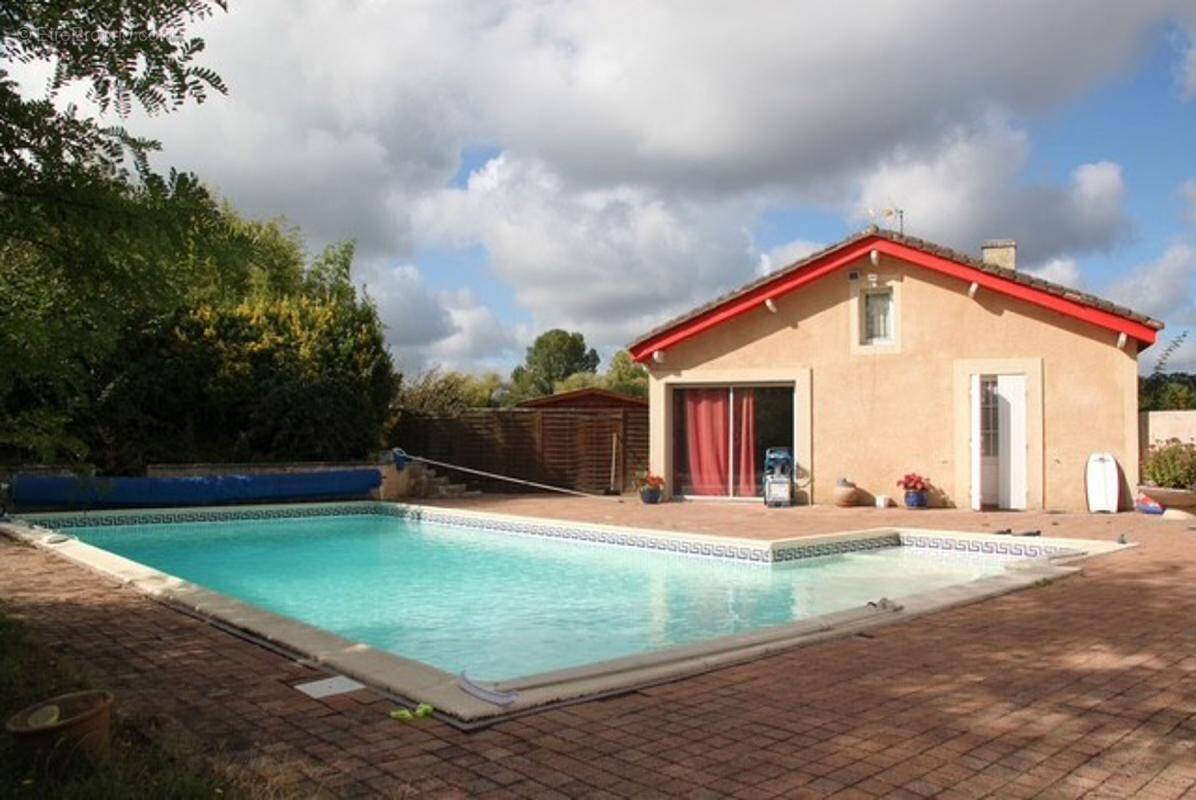 Maison à SAINT-CHRISTOLY-DE-BLAYE