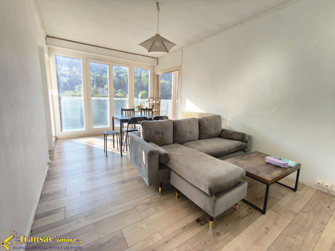 Haut de Thiers, appartement type F3 de 52m2 au RDC avec balcon et une cave. - photo 4