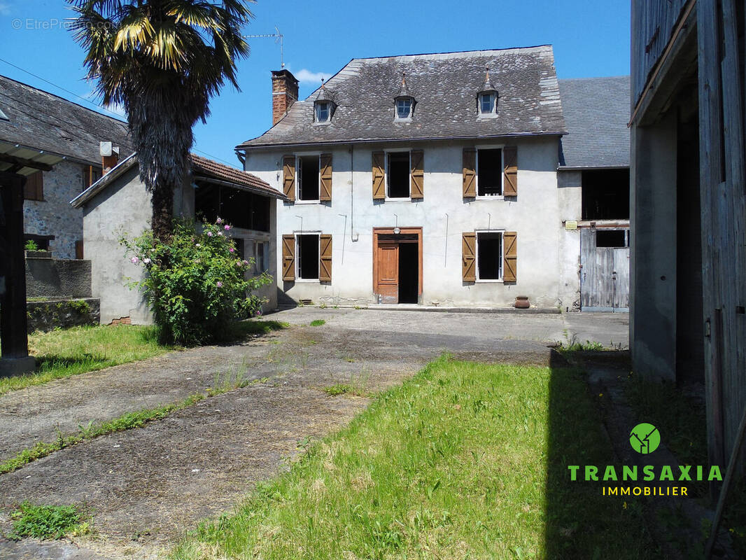 Côté sud avec cour centrale - Maison à ARGEIN