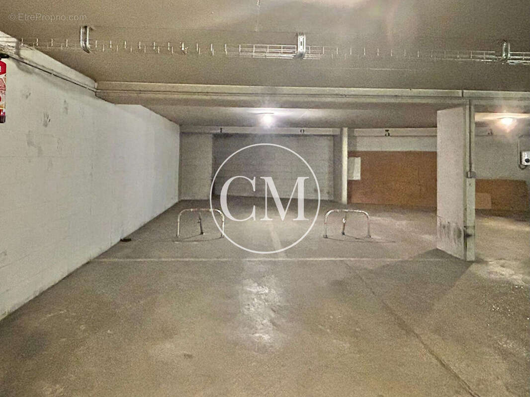 Parking à PARIS-17E