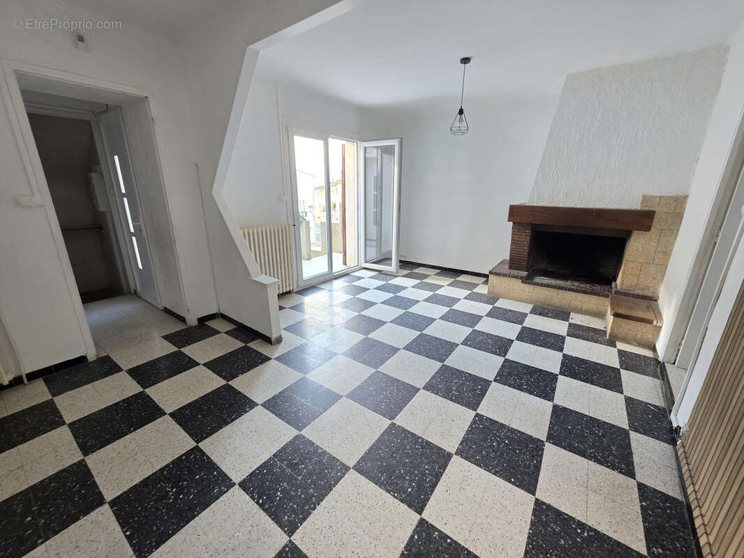 Maison à SAINT-MITRE-LES-REMPARTS