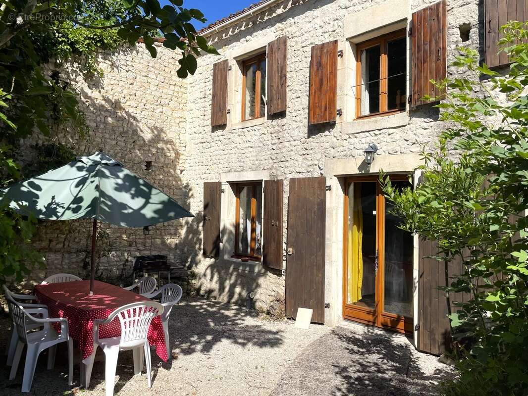 Maison à SAINT-PIERRE-DE-JUILLERS