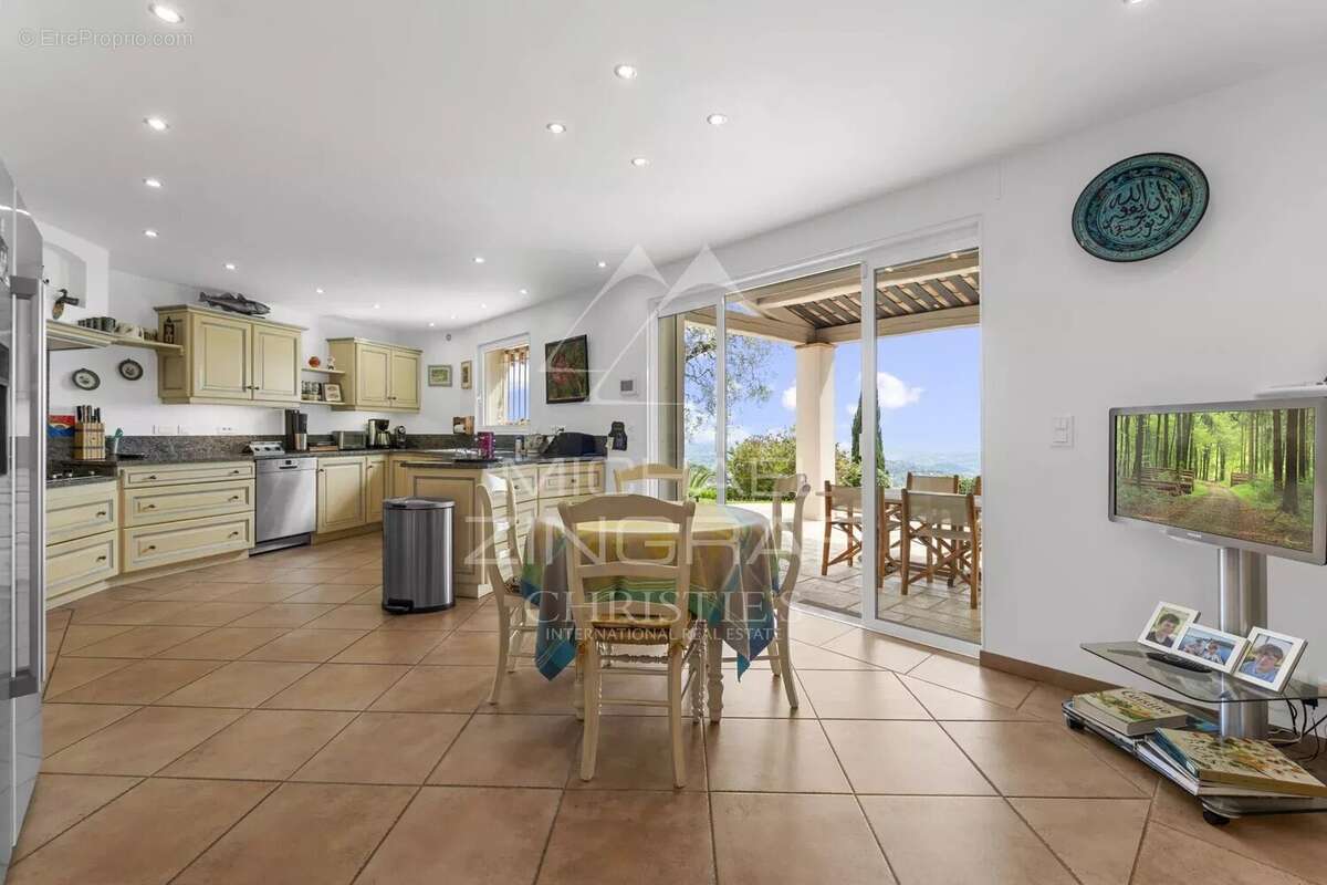 Maison à CHATEAUNEUF-GRASSE