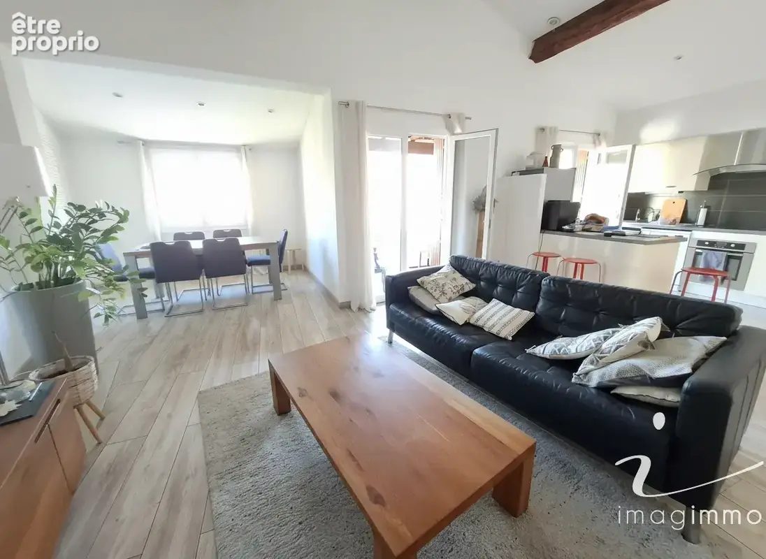 Idéalement placée, découvrez cette spacieuse maison de village avec un garage de 75 m2 ! - photo 4