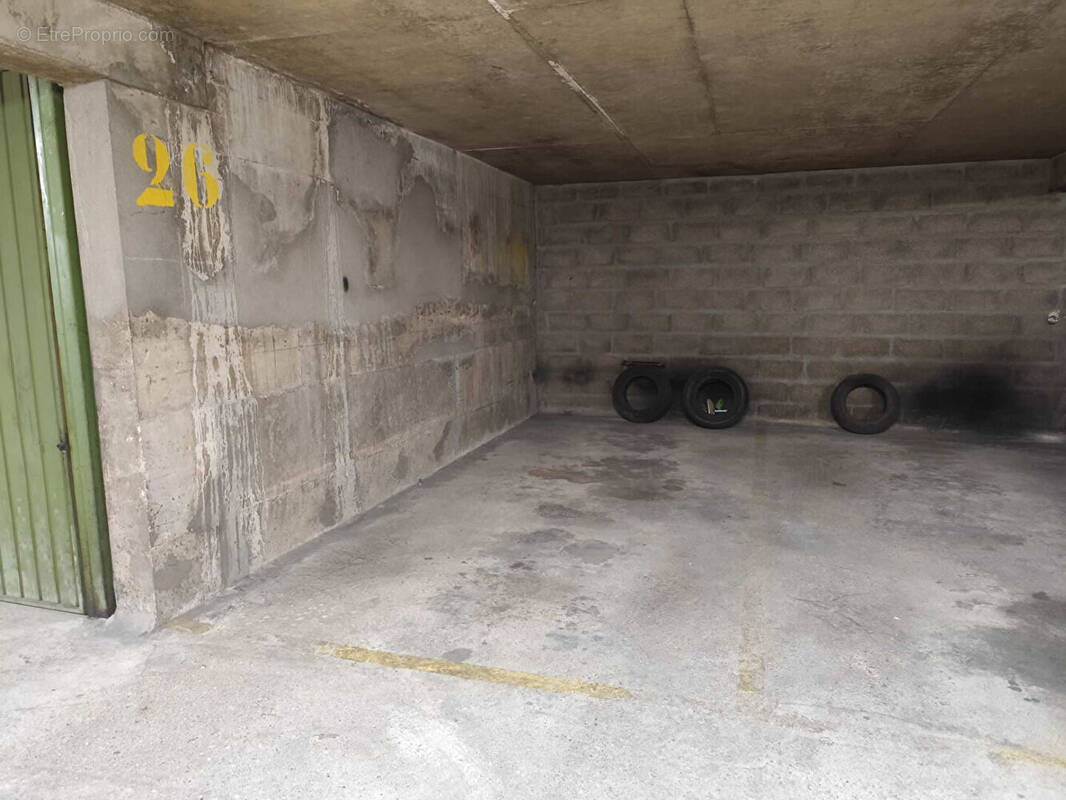 Parking à PARIS-18E