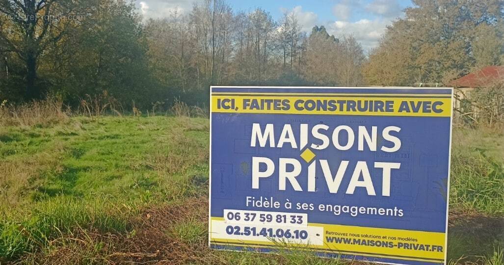 Terrain à NIEUL-LE-DOLENT